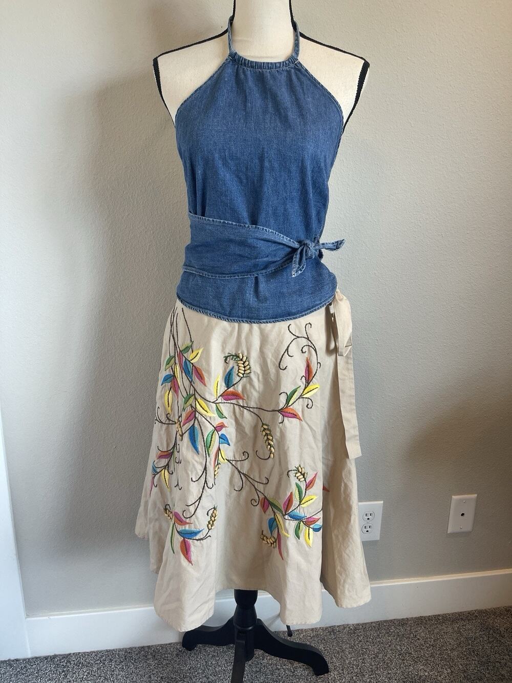 BCBG Maxazria MIDI Skirt Small Embroidered Leaves Beads Lined